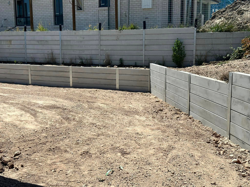 Retaining wall structure with plant life